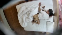 安防酒店近视角偷拍 丸子头少妇偷情年轻小伙一边看黄片一边操弄得她好爽 截图2