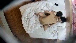 安防酒店近视角偷拍 丸子头少妇偷情年轻小伙一边看黄片一边操弄得她好爽 截图6
