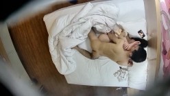 安防酒店近视角偷拍 丸子头少妇偷情年轻小伙一边看黄片一边操弄得她好爽 截图13