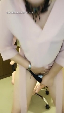大奶子御姐颜值还可以，快来姨妈了赶紧骚一下自慰骚逼呻吟 截图16
