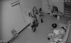 【破解摄像头】非常的主动少妇在沙发啪啪啪，男的也是个暖男搞完了还帮忙把逼擦干净 截图1