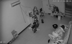 【破解摄像头】非常的主动少妇在沙发啪啪啪，男的也是个暖男搞完了还帮忙把逼擦干净 截图2