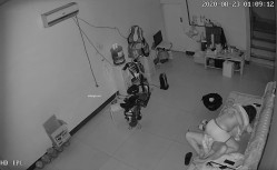 【破解摄像头】非常的主动少妇在沙发啪啪啪，男的也是个暖男搞完了还帮忙把逼擦干净 截图3