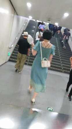 人妻熟女控必备！天生妖娆风骚脸淫荡骚妻【小愤青】露脸性爱自拍视图集，大白天街边车震居家各种啪啪相当反差 截图1