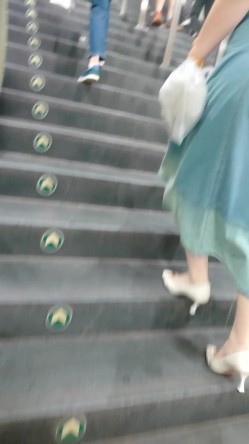 人妻熟女控必备！天生妖娆风骚脸淫荡骚妻【小愤青】露脸性爱自拍视图集，大白天街边车震居家各种啪啪相当反差 截图2