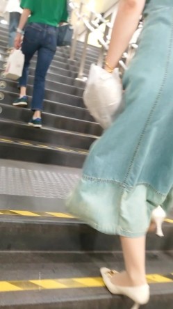 人妻熟女控必备！天生妖娆风骚脸淫荡骚妻【小愤青】露脸性爱自拍视图集，大白天街边车震居家各种啪啪相当反差 截图3