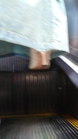 人妻熟女控必备！天生妖娆风骚脸淫荡骚妻【小愤青】露脸性爱自拍视图集，大白天街边车震居家各种啪啪相当反差 截图9