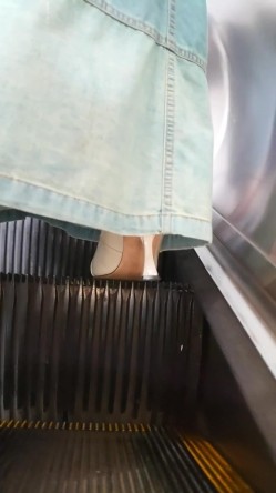 人妻熟女控必备！天生妖娆风骚脸淫荡骚妻【小愤青】露脸性爱自拍视图集，大白天街边车震居家各种啪啪相当反差 截图11