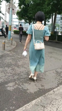 人妻熟女控必备！天生妖娆风骚脸淫荡骚妻【小愤青】露脸性爱自拍视图集，大白天街边车震居家各种啪啪相当反差 截图13