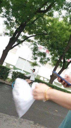 人妻熟女控必备！天生妖娆风骚脸淫荡骚妻【小愤青】露脸性爱自拍视图集，大白天街边车震居家各种啪啪相当反差 截图14