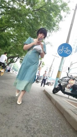 人妻熟女控必备！天生妖娆风骚脸淫荡骚妻【小愤青】露脸性爱自拍视图集，大白天街边车震居家各种啪啪相当反差 截图15