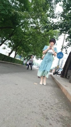 人妻熟女控必备！天生妖娆风骚脸淫荡骚妻【小愤青】露脸性爱自拍视图集，大白天街边车震居家各种啪啪相当反差 截图16