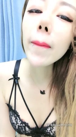 颜值不错的黑丝少妇露脸与小哥激情啪啪，先自慰后吃鸡巴，各种体位蹂躏表情真骚叫的好浪高潮喷水 截图2