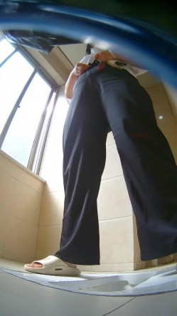公园女厕暗藏摄像头偷拍 美女少妇的各种美鲍鱼 截图1