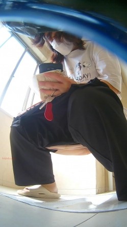 公园女厕暗藏摄像头偷拍 美女少妇的各种美鲍鱼 截图6