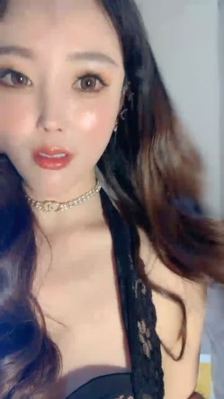 【御姐系新人网红美女】自慰首秀，拨开丁字裤假屌猛插，圆润美臀翘起掰穴，特写骚逼洞，娇喘呻吟很是诱惑 截图1