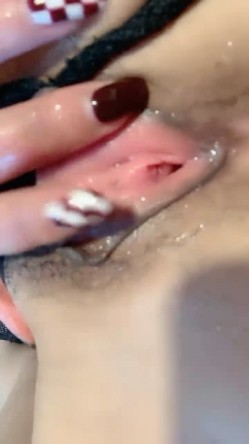 【御姐系新人网红美女】自慰首秀，拨开丁字裤假屌猛插，圆润美臀翘起掰穴，特写骚逼洞，娇喘呻吟很是诱惑 截图2