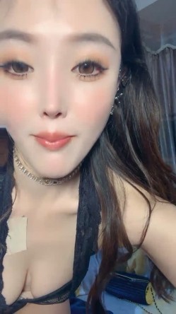 【御姐系新人网红美女】自慰首秀，拨开丁字裤假屌猛插，圆润美臀翘起掰穴，特写骚逼洞，娇喘呻吟很是诱惑 截图4