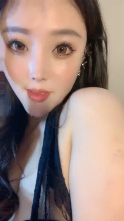 【御姐系新人网红美女】自慰首秀，拨开丁字裤假屌猛插，圆润美臀翘起掰穴，特写骚逼洞，娇喘呻吟很是诱惑 截图9
