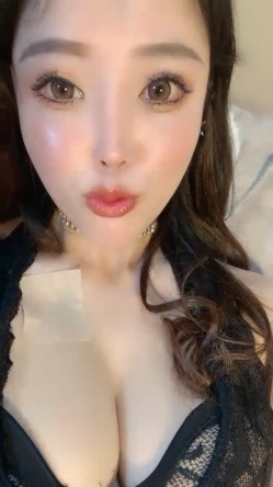 【御姐系新人网红美女】自慰首秀，拨开丁字裤假屌猛插，圆润美臀翘起掰穴，特写骚逼洞，娇喘呻吟很是诱惑 截图10