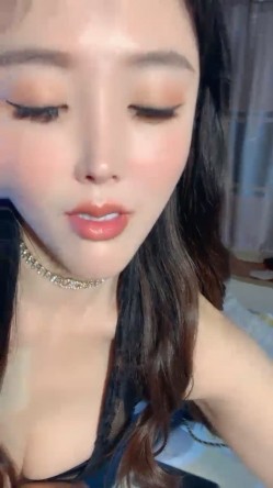 【御姐系新人网红美女】自慰首秀，拨开丁字裤假屌猛插，圆润美臀翘起掰穴，特写骚逼洞，娇喘呻吟很是诱惑 截图12