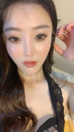 【御姐系新人网红美女】自慰首秀，拨开丁字裤假屌猛插，圆润美臀翘起掰穴，特写骚逼洞，娇喘呻吟很是诱惑 截图13