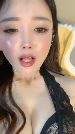 【御姐系新人网红美女】自慰首秀，拨开丁字裤假屌猛插，圆润美臀翘起掰穴，特写骚逼洞，娇喘呻吟很是诱惑 截图14