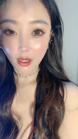 【御姐系新人网红美女】自慰首秀，拨开丁字裤假屌猛插，圆润美臀翘起掰穴，特写骚逼洞，娇喘呻吟很是诱惑 截图15