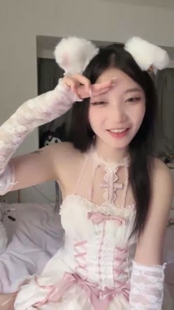 四川小美女，明星级别【小米粥粥】忧郁的眼神，让大哥们着迷，一晚上礼物乱飞牛逼了 截图1