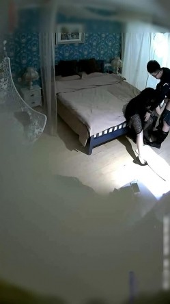 喜欢跪在地上吃鸡鸡的时尚气质美女和公司新来的帅气男同事酒店约会操完一次女的又要操,主动女上位干男的! 截图4