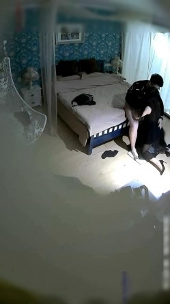 喜欢跪在地上吃鸡鸡的时尚气质美女和公司新来的帅气男同事酒店约会操完一次女的又要操,主动女上位干男的! 截图5
