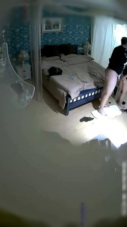 喜欢跪在地上吃鸡鸡的时尚气质美女和公司新来的帅气男同事酒店约会操完一次女的又要操,主动女上位干男的! 截图7