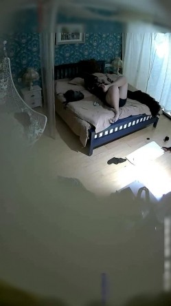 喜欢跪在地上吃鸡鸡的时尚气质美女和公司新来的帅气男同事酒店约会操完一次女的又要操,主动女上位干男的! 截图8