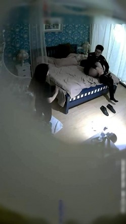 喜欢跪在地上吃鸡鸡的时尚气质美女和公司新来的帅气男同事酒店约会操完一次女的又要操,主动女上位干男的! 截图11