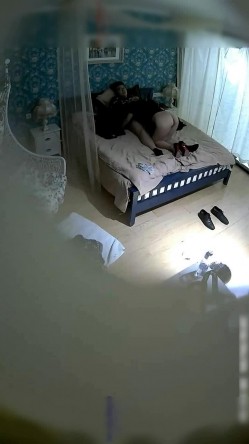 喜欢跪在地上吃鸡鸡的时尚气质美女和公司新来的帅气男同事酒店约会操完一次女的又要操,主动女上位干男的! 截图12