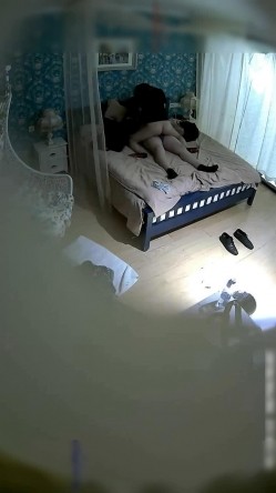 喜欢跪在地上吃鸡鸡的时尚气质美女和公司新来的帅气男同事酒店约会操完一次女的又要操,主动女上位干男的! 截图16