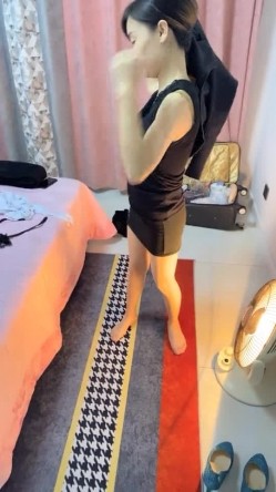 【丧志母狗无脑调教】，调教界圈中大神，手中的妹子真是多，下午双飞少妇，两个骚货争相求插，羡慕！！！ 截图3