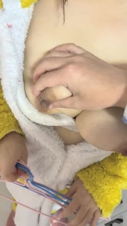 【丧志母狗无脑调教】，调教界圈中大神，手中的妹子真是多，下午双飞少妇，两个骚货争相求插，羡慕！！！ 截图5