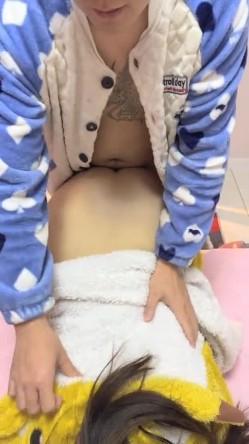 【丧志母狗无脑调教】，调教界圈中大神，手中的妹子真是多，下午双飞少妇，两个骚货争相求插，羡慕！！！ 截图11
