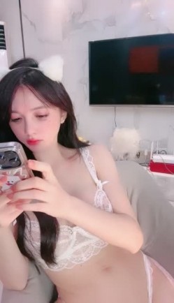 极品女神尤物，装扮丝袜高跟包臀短裙完美诱惑，性感好身材极品大奶子骚翘臀，揉奶玩逼自慰呻吟，妩媚风情 截图2