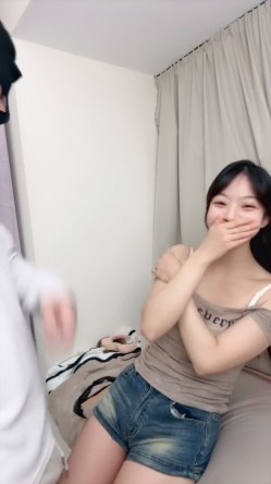 清纯女大【男模来我家】被猥琐男无套啪啪~颜射~口爆~内射~刺激 截图5