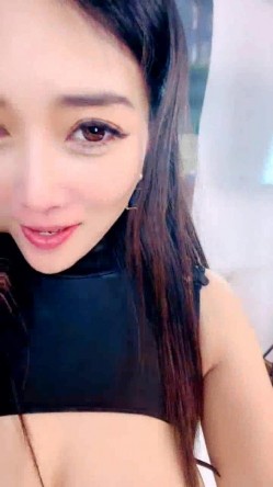 幸福大哥爆草双飞极品母女花，大奶子情趣装，淫声荡语舔逼轮草 截图4