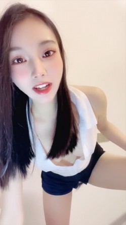 日盼夜盼清纯女神【一只张包包】终于下海了，汉服脸穴同框道具自慰，好销魂 截图1