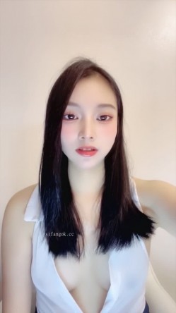 日盼夜盼清纯女神【一只张包包】终于下海了，汉服脸穴同框道具自慰，好销魂 截图2