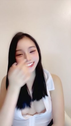 日盼夜盼清纯女神【一只张包包】终于下海了，汉服脸穴同框道具自慰，好销魂 截图3