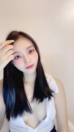 日盼夜盼清纯女神【一只张包包】终于下海了，汉服脸穴同框道具自慰，好销魂 截图4