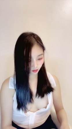 日盼夜盼清纯女神【一只张包包】终于下海了，汉服脸穴同框道具自慰，好销魂 截图5