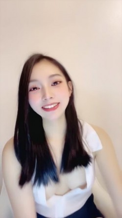 日盼夜盼清纯女神【一只张包包】终于下海了，汉服脸穴同框道具自慰，好销魂 截图6