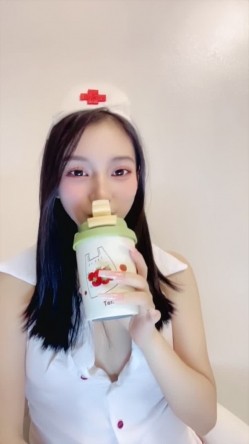 日盼夜盼清纯女神【一只张包包】终于下海了，汉服脸穴同框道具自慰，好销魂 截图9