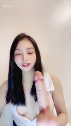 日盼夜盼清纯女神【一只张包包】终于下海了，汉服脸穴同框道具自慰，好销魂 截图11